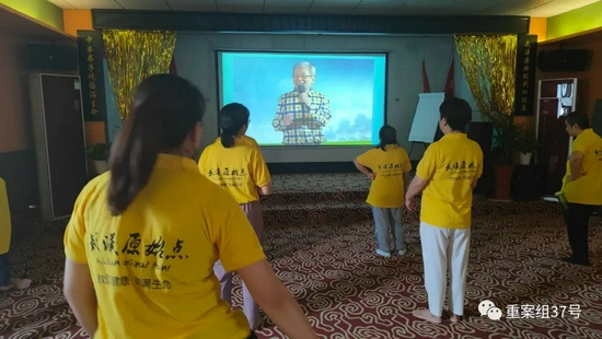 ▲9月8日一早，学员们在教室里观看原始点创始人张钊汉的视频。新京报记者 刘瑞明 摄