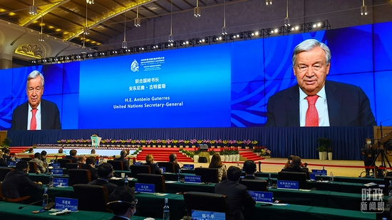  △联合国秘书长古特雷斯通过视频方式致辞。（总台央视记者舒贝拍摄）