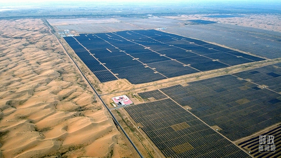  △内蒙古鄂尔多斯，达拉特旗光伏发电领跑奖励基地，是全球最大的沙漠集中式光伏电站。（图/视觉中国）