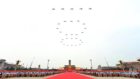 　　△2021年7月1日，庆祝中国共产党成立100周年大会上，直升机组成“100”字样掠过长空。（总台记者孙楠拍摄）