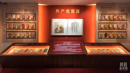 　　△北大红楼《共产党宣言》主题展区。2021年6月，总书记到此参观时曾强调北大是五四运动的策源地。（图/视觉中国）