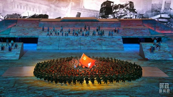 　　△庆祝中国共产党成立100周年文艺演出《伟大征程》，情景舞蹈《党旗在我心中》。（总台央视记者魏帮军拍摄）