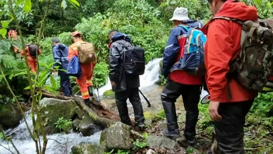 11月17日，救援队员行走在哀牢山（鲁皖阳 摄 |&nbsp;人民视觉供图）
