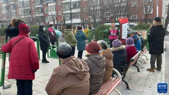 　　12月14日，天津市河西区东海街道龙江里社区居民在“绿荫学堂”上讨论车辆出行导流方案。新华社发（天津市河西区东海街道龙江里社区供图）