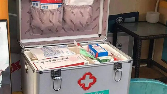  酒店的急抢箱，被指急救设备不齐全。