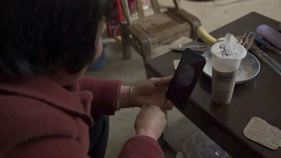 12月11日，韩仕梅在和女儿视频，今年9月，女儿考上了沈阳的大学。新京报记者 戚厚磊 摄