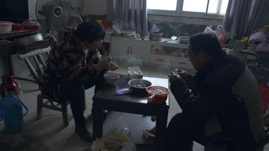 12月12日中午，韩仕梅和王中明在家吃午饭，现在二人生活在这个三十多平方米的房间。新京报记者 戚厚磊 摄