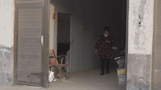 12月13日，韩仕梅在自家门口。新京报记者 戚厚磊&nbsp;摄