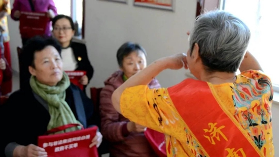  ·奶奶们讲述被骗经历，现身说法。