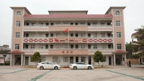  包墩小学教学楼（图源：南风窗记者黄茗婷 摄）