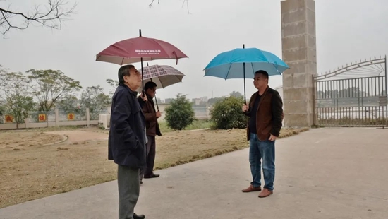  林琨和蓝校长在讨论学校教学情况（图源：南风窗记者黄茗婷 摄）