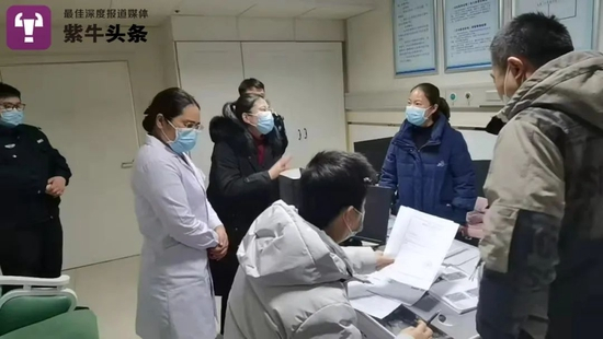 侯亚茹一行人在医院向医生了解生产情况，让医生辨认产妇