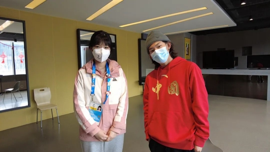 本网记者与苏翊鸣合影。&nbsp;记者 瞿芃 摄&nbsp;