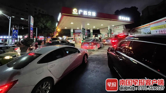 3月16日傍晚7时许，南宁市桃源路一加油站，大量汽车等候加油。&nbsp;图据南国早报