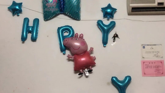  儿子生日那天家里布置的气球，现在还有一部分没收起来