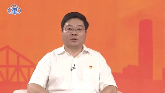 ▲宝坻区区长郭康伟走进直播间