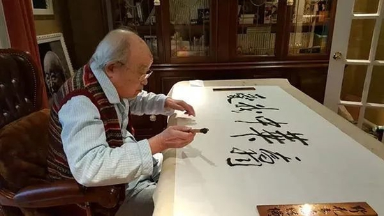 ·乔羽在家中题写“爱我中华”寄语（图片来源：人民艺术家杂志）。