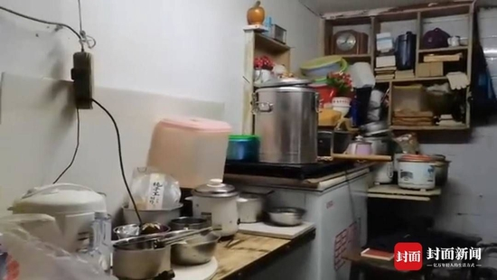 “糖水爷爷”出租屋还剩下一个铁桶