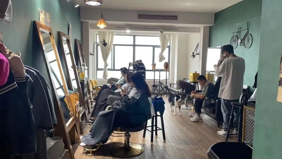 ▲ 焦婷开的美发工作室。图 / 受访者提供