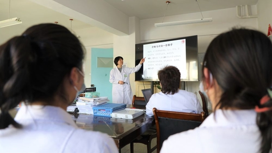 天津市中心妇产科医院妇产专业副主任医师饶阳给甘南州人民医院妇产科的医生进行培训（2021年1月15日摄）。新华社记者 张睿 摄