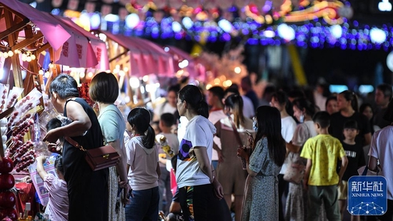 10月5日，市民在广西百色天街夜市购物游玩。新华社记者 张爱林 摄