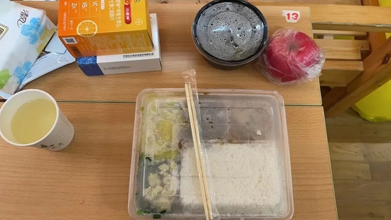 △ 准点送来的饭菜