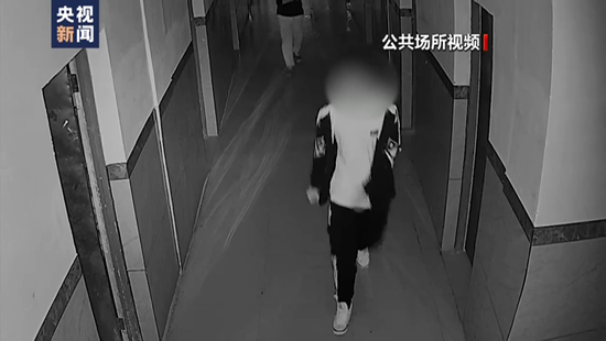 ▲监控拍下的胡某宇生前画面（图源：央视新闻）