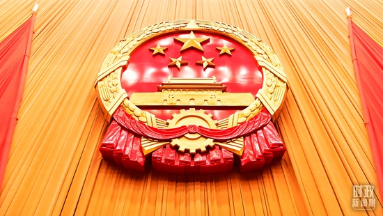  △人民大会堂内，国徽高悬。（图／视觉中国）