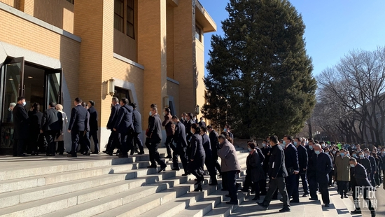  △参加这次庆祝大会暨开学典礼的与会人员正在步入会场。（总台央视记者段德文拍摄）