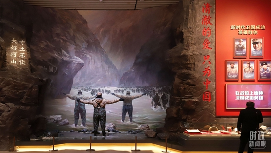 △2022年10月13日，“领航强军向复兴——新时代国防和军队建设成就展”上展出的“新时代卫国戍边英雄群体”。（图/视觉中国）