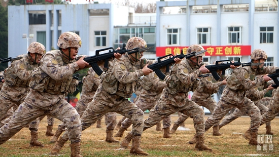  △2023年1月3日，陆军第75集团军某旅组织2023年开训动员，新年度训练拉开序幕。（图/视觉中国）