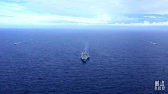  △山东舰航母编队行驶在南海海域。（图/视觉中国）