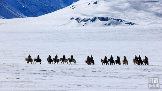 △在西藏阿里，军警民联合巡逻守边关。（图/视觉中国）