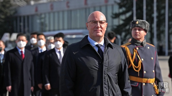  △俄罗斯副总理切尔内申科在机场迎接习近平主席。（总台国广记者李晋拍摄）