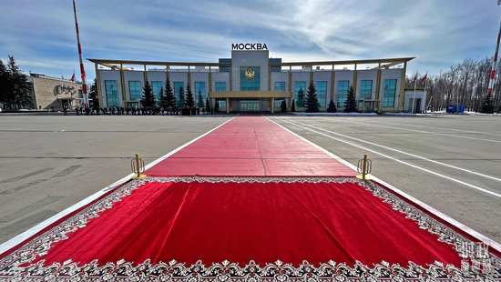  △迎宾仪式现场的红毯。（总台央视记者邢彬拍摄）