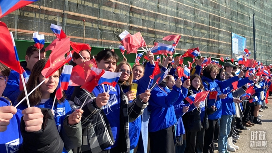 △习近平主席抵达莫斯科当天，沿途的欢迎人群。（总台央视记者李辉拍摄）