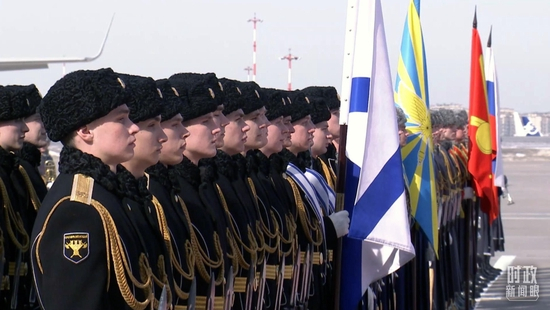 △迎宾仪式开始前，三军仪仗队已就位。（总台央视记者杨新禹、郭鸿拍摄）