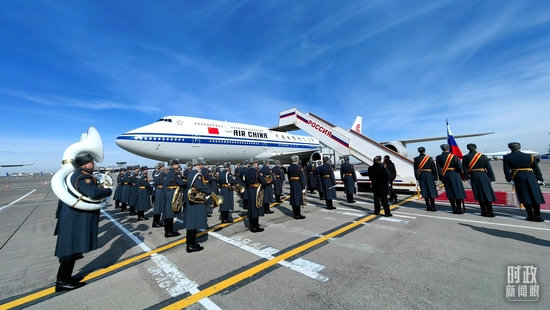 △迎宾仪式现场的军乐团。（总台央视记者张晓鹏拍摄）