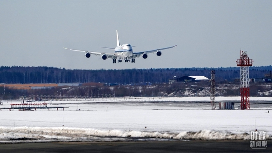  △习近平主席乘坐的专机即将落地莫斯科。（总台国广记者李晋拍摄）