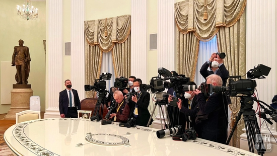  △会见开始前，现场的摄影记者。（总台央视记者程铖拍摄）