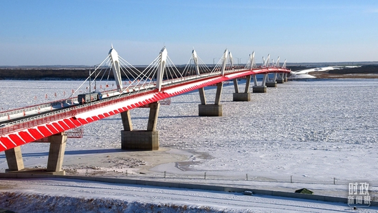 △2022年12月，满载货物的中方车辆从黑河国际公路桥驶往俄罗斯布拉戈维申斯克口岸。（图/视觉中国）