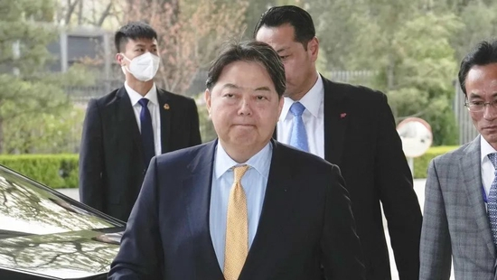 　4月1日，从东京飞抵北京的林芳正首先去了日本驻华大使馆&nbsp; 图：共同社