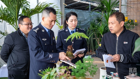△2023年3月16日，浙江金华市公安局基层民警走访婺城区花卉苗木花木经营户，开展助企服务调研。（图/视觉中国）
