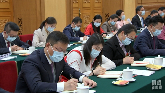 △江苏代表团代表正在认真倾听和记录。