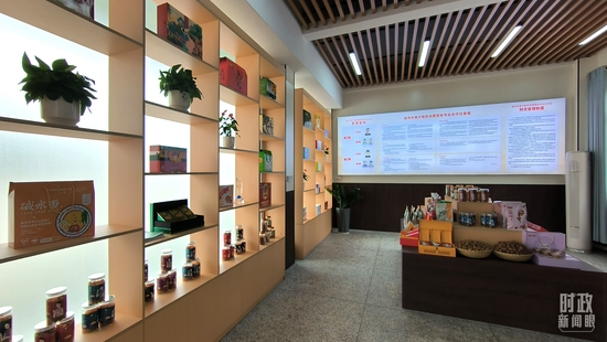  △柏桥龙眼荔枝专业合作社内。（总台央视记者范凯拍摄）