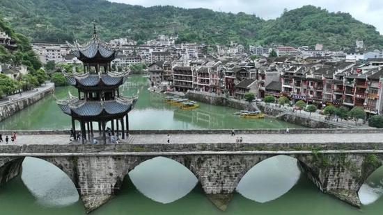 黔东南州镇远古城㵲阳河上的一座古桥。新华社记者 杨楹 摄