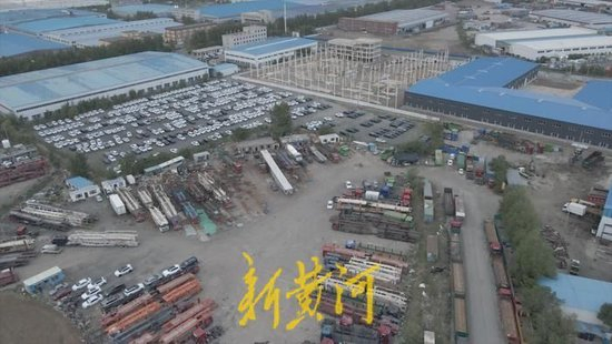 　长沈路附近一物流园内，多家修配厂正在改装、制造轿运车车厢