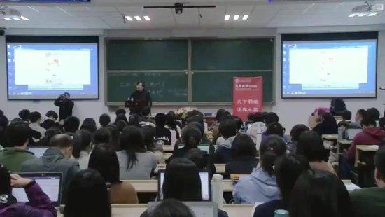 ·骆玉明的课堂老是坐得满满当当。图片开头:复旦大学微信公众号。