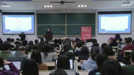 ·骆玉明的课堂老是坐得满满当当。图片开头：复旦大学微信公众号。