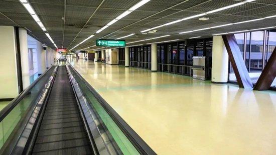 廊曼国际机场自动人行道